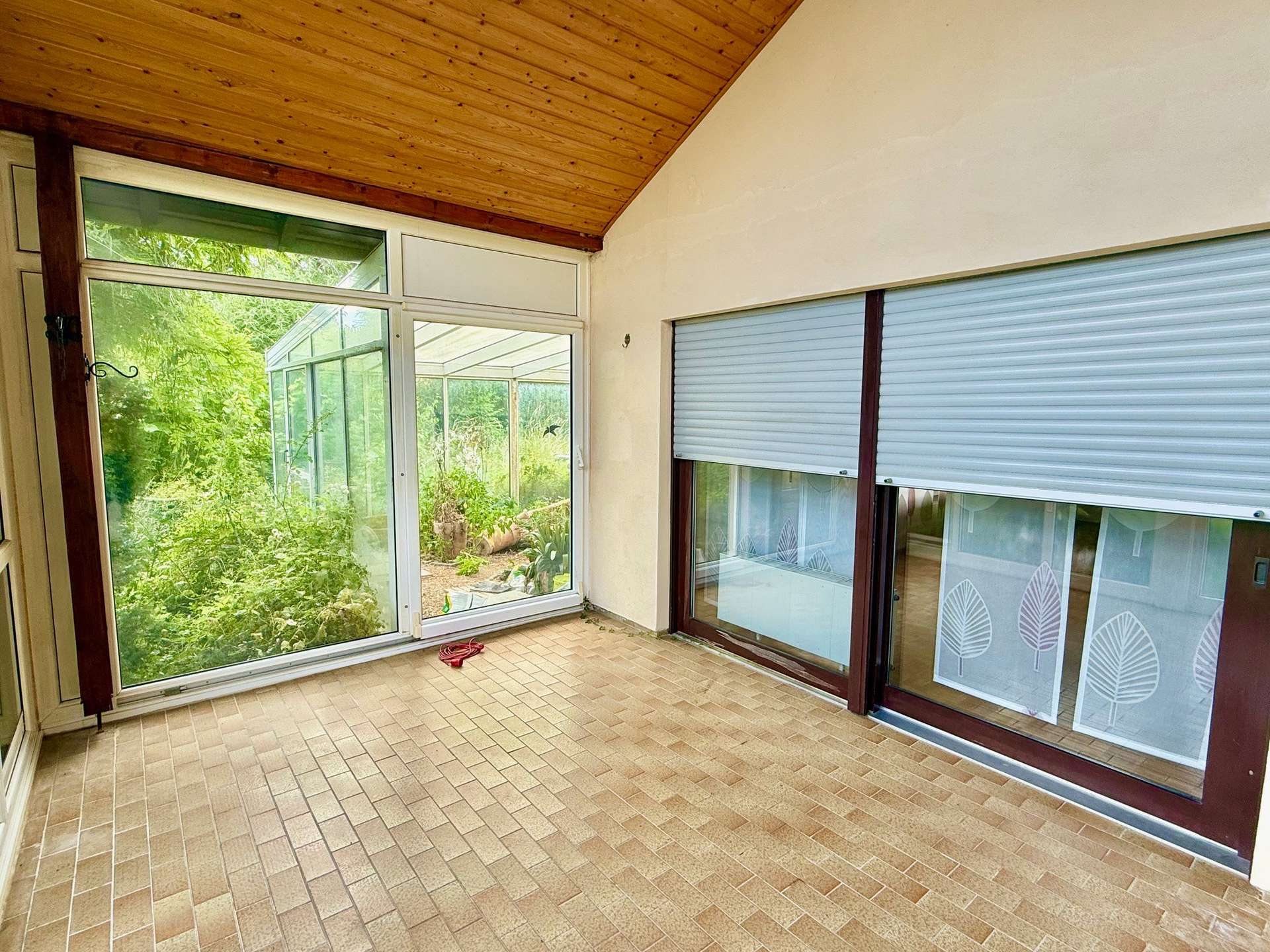 TOP LAGE, VIEL PLATZ, 2 GARAGEN, WINTERGARTEN UND PV-ANLAGE !!!